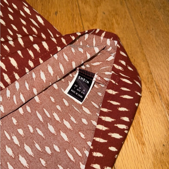 Women’s size Large V-neck Ruffle Sleeve Blouse Flowy top spotted print - Picture 2 of 2